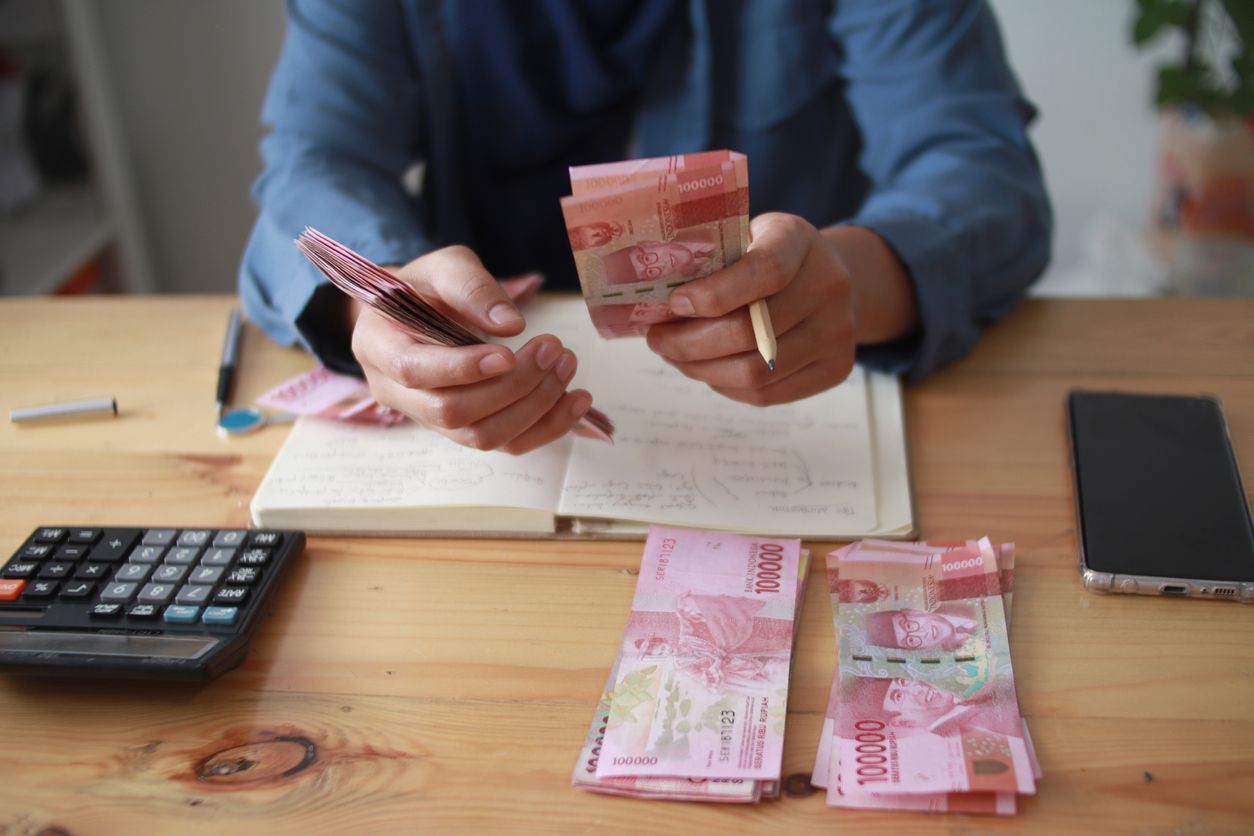 Ini lima tips hemat yang bisa diterapkan oleh fresh graduate untuk mengatur gaji pertamanya agar tak sekadar numpang lewat.
