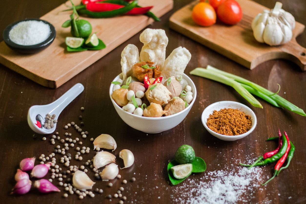 Berikut ini empat tips memasak baso aci tom yum ala chef Devina Hermawan, pastikan pakai kaldu dari kulit udang