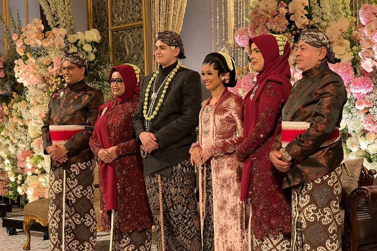 Mutiara Annisa Baswedan, putri Anies Baswedan, resmi menikah dengan Ali Alhuraiby. Simak penampilannya yang menawan saat resepsi pernikahan berikut!