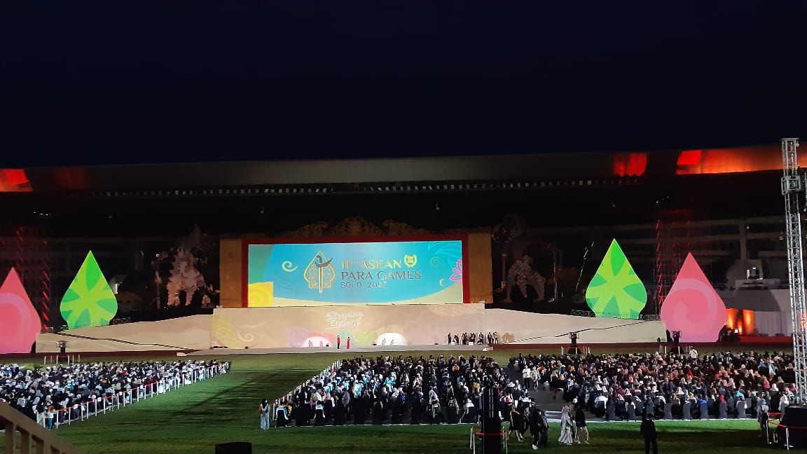 Opening Ceremony ASEAN Para Games 2022 telah terselenggara dengan meriah di Stadion Manahan, Solo, pada hari Sabtu malam, (30/7/2022).