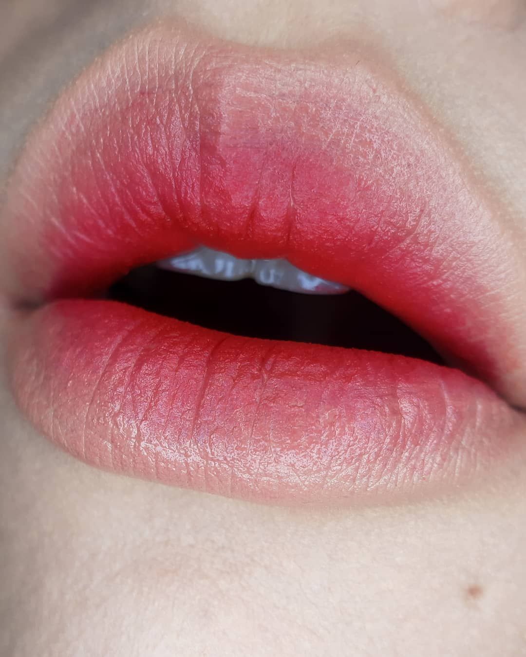 Makeup bibir popsicle lips kembali jadi tren yang viral di TikTok. Jika ingin mencobanya, ini cara mudah melakukannya. 