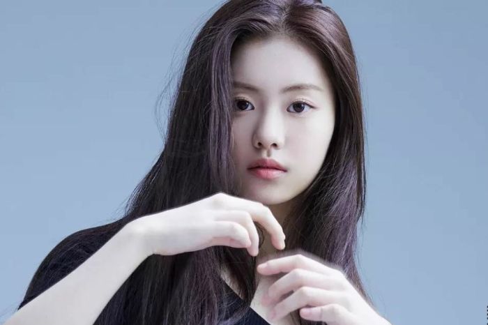 Mantan personel  grup LE SSERAFIM, Kim Garam angkat  bicara usai keluar dari grup yang berada di bawah HYBE itu.