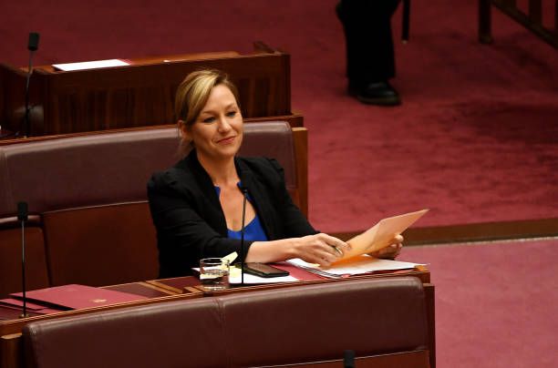 Politisi Larissa Waters sempat viral setelah ia membawa dan menyusui bayinya di ruang sidang parlemen Australia. Simak profil singkatnya.