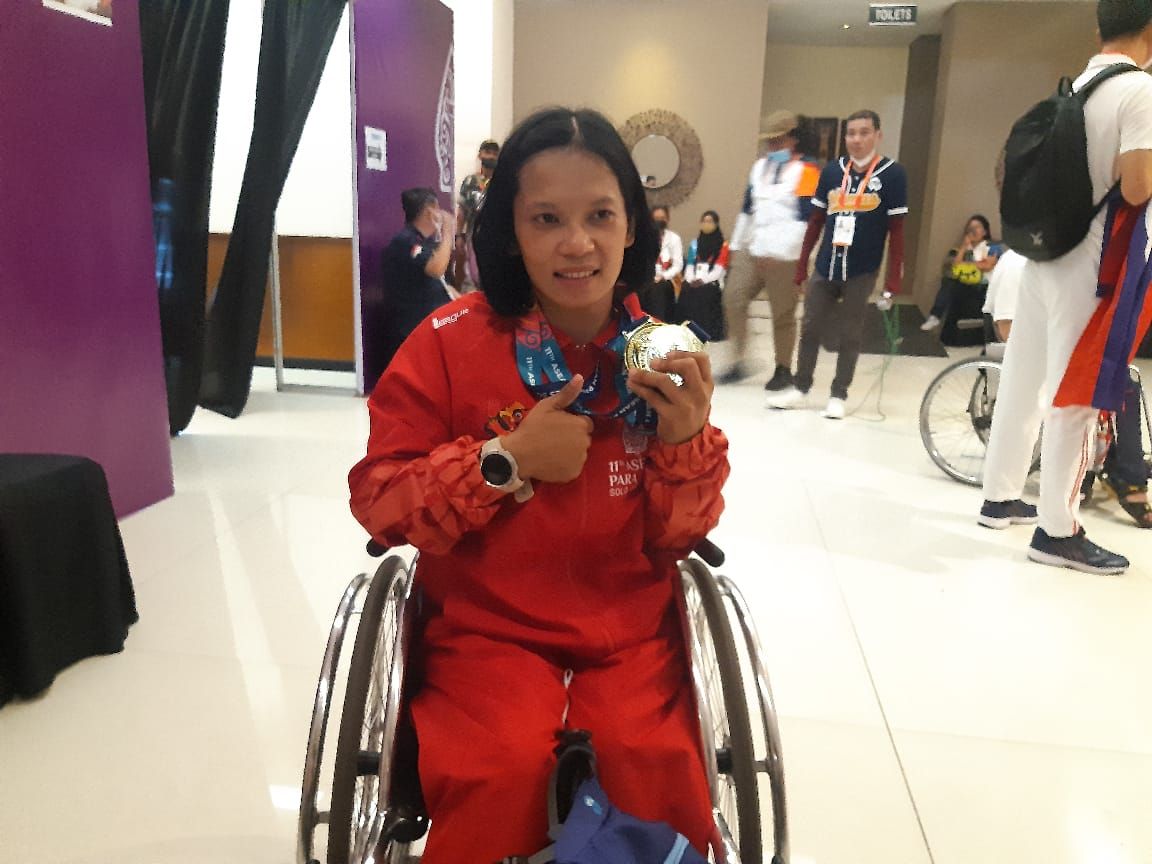 Susul Ni Nengah Widiasih, Eneng Paridah menyumbangkan emas di cabang olahraga powerlifting kelas 41kg di ASEAN Para Games 2022.
