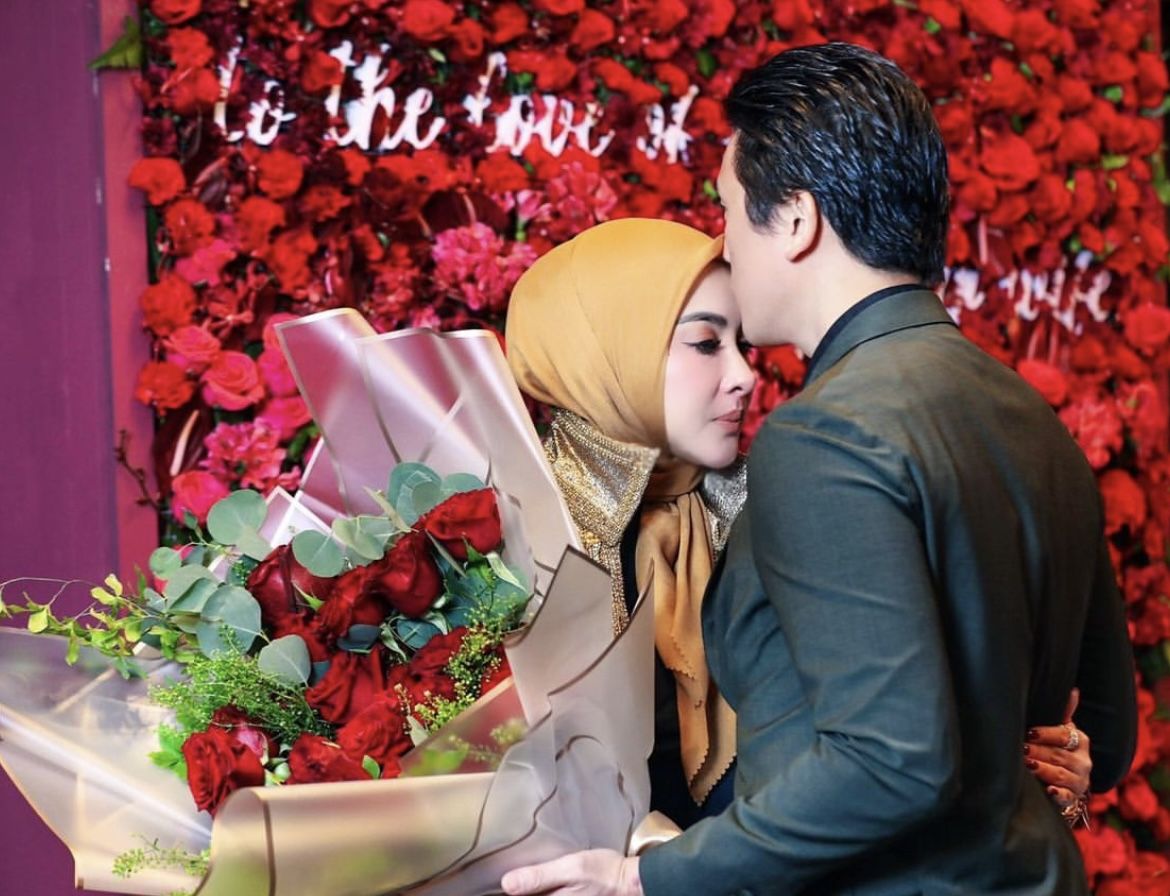 Syahrini baru saja merayakan ulang tahunnya yang ke-40. Ia tampil mencuri perhatian dengan dress nyentrik bernuansa keemasan. Yuk intip potretnya