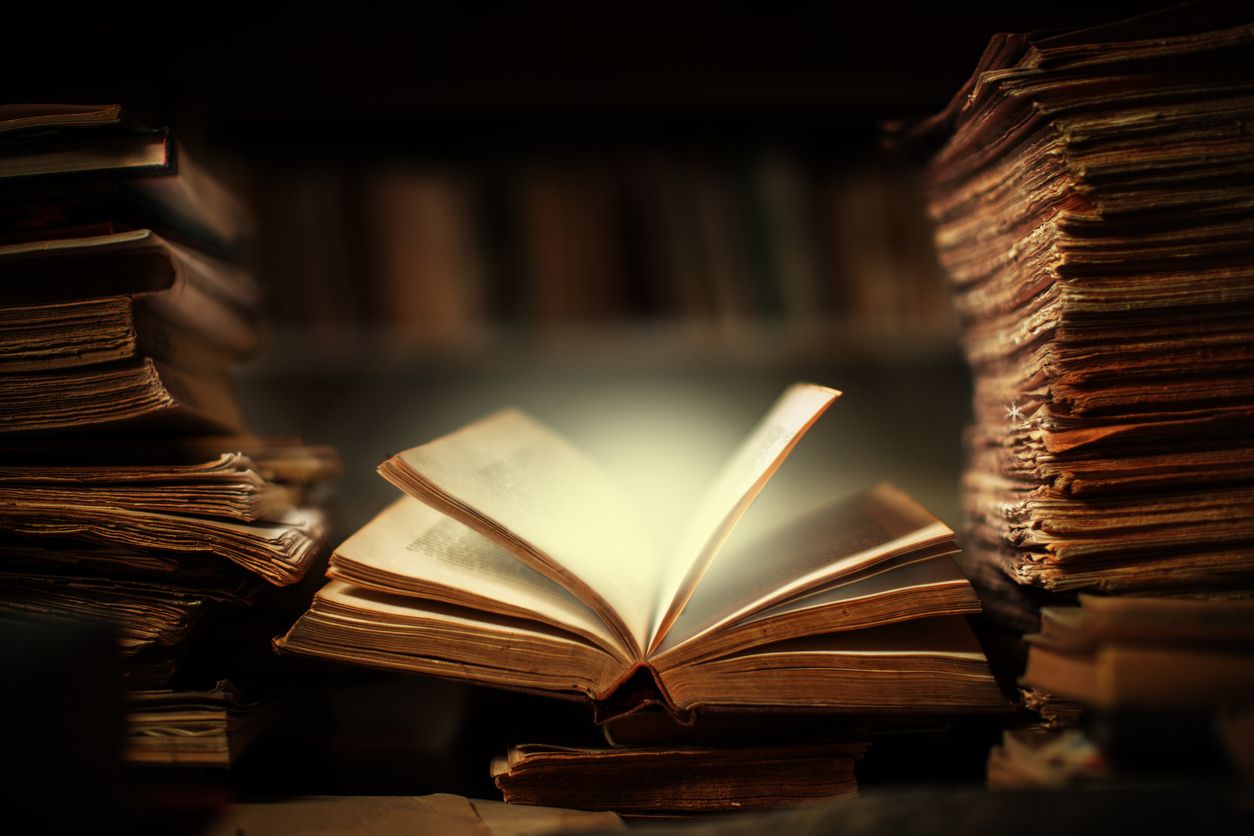 Profesi penulis novel misteri dilakoni salah satu karakter di drakor Adamas. Ini dia tips menulis novel mister.=i.