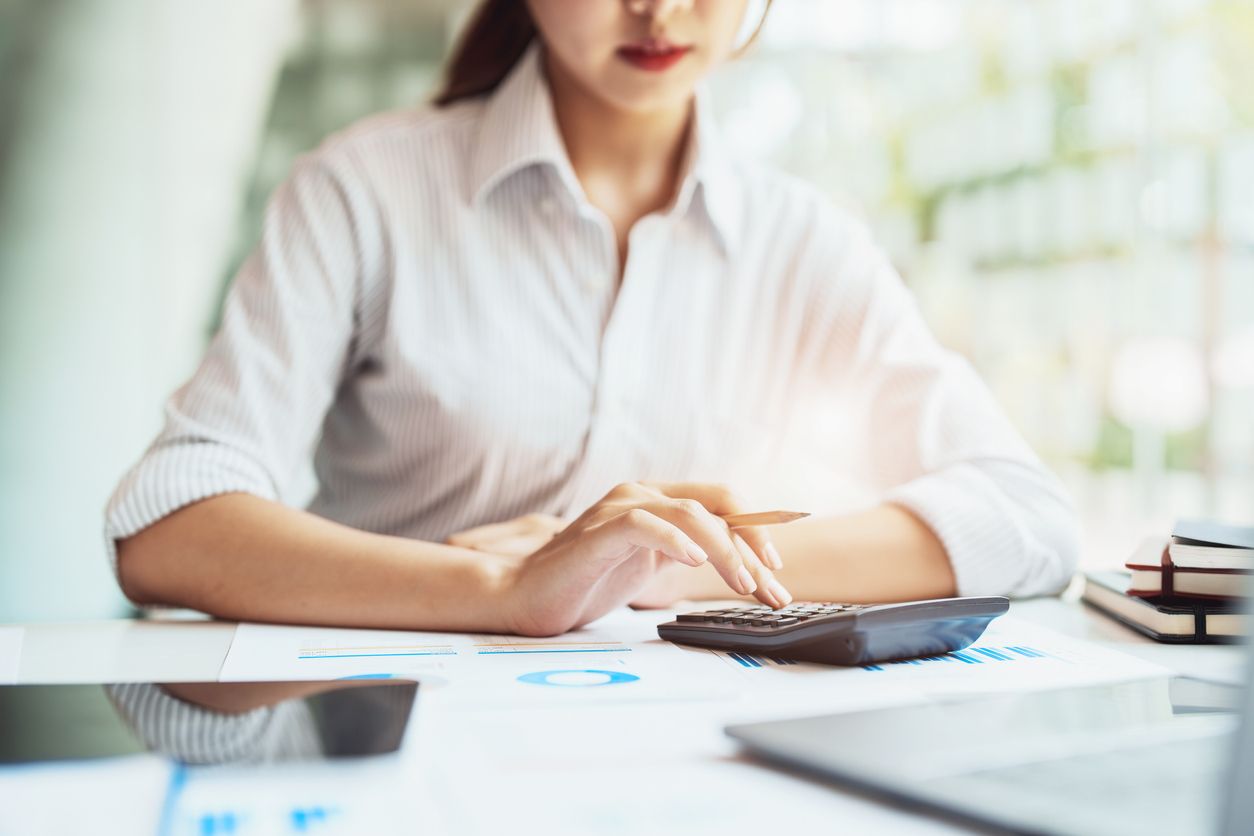 Demi memenuhi kebutuhan di masa depan, simak tips hemat mengatur keuangan untuk milenial menurut financial planner.