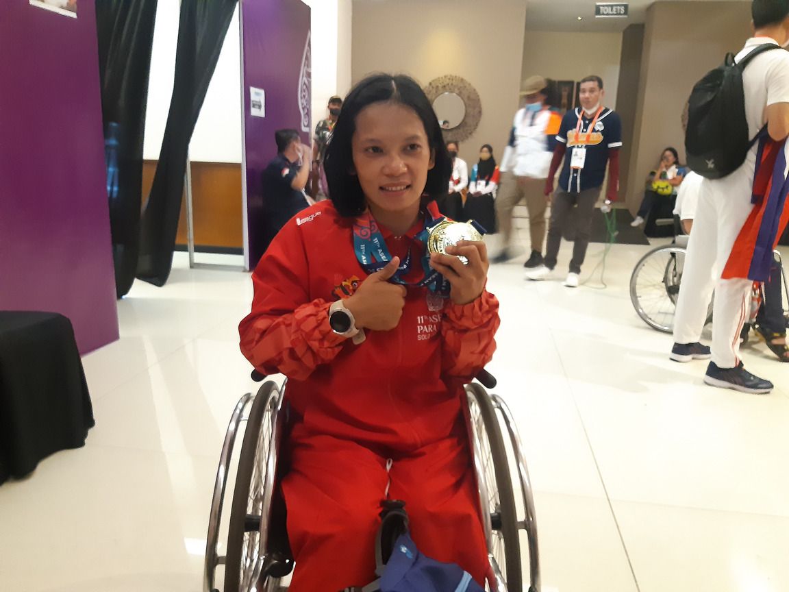 Eneng Paridah menjadi atlet powerlifting yang menginspirasi. Lantas, apa saja manfaat powerlifting bagi tubuh?