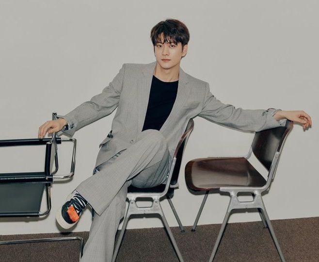 Segera jalani tugas wajib militer, Kang Tae Oh aktor drakor Extraordinary Attorney Woo berikan pesan ini pada penggemar.