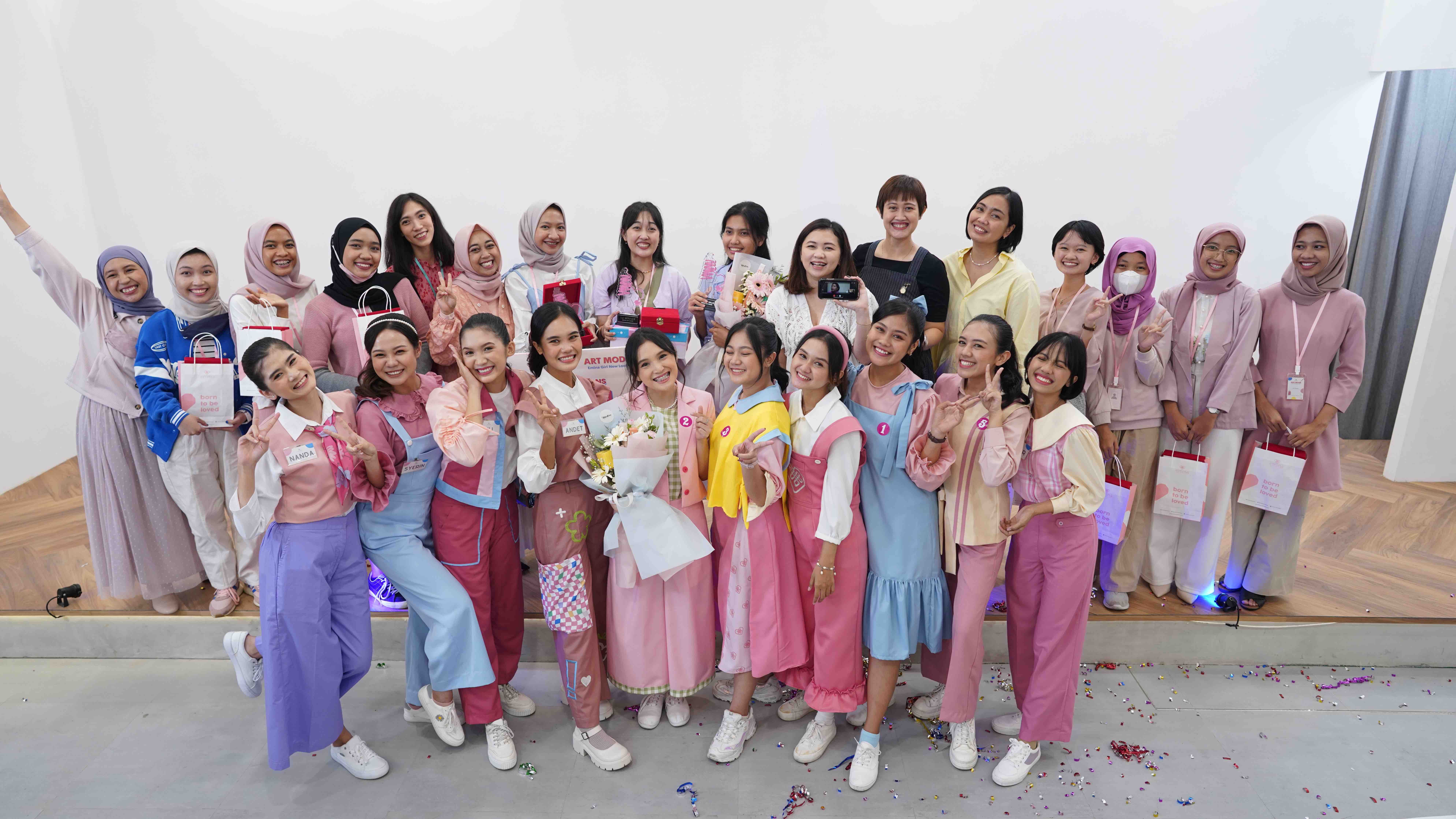 Berupaya mendorong kreativitas fashion designer muda, Emina gelar kompetisi Emina Art Mode 2022. Cek selengkapnya!