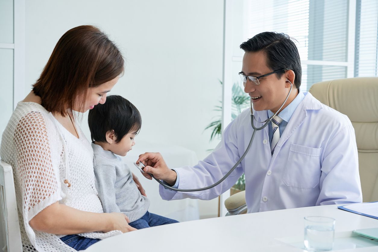 Kawan Puan mau mengajak anak berkunjung ke dokter? Berikut tips agar mereka tidak tantrum saat menemui dokter. Yuk, simak!
