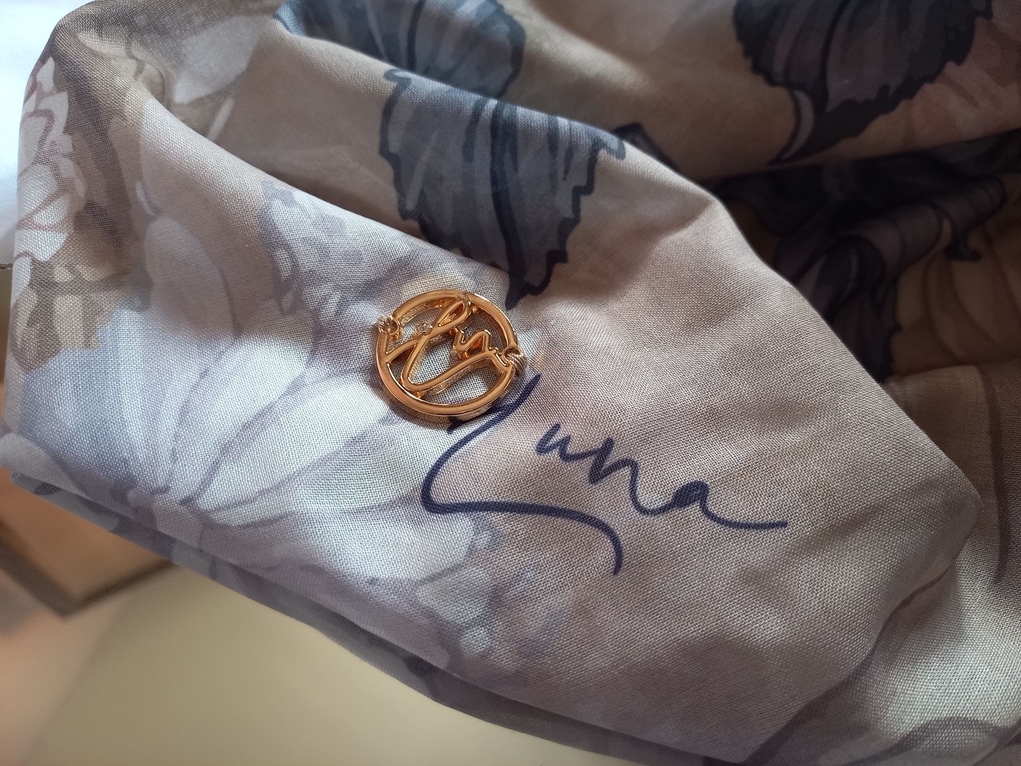 Berikut review Luna Hijab Series Wonderland. Scarf dengan motif bunga berwarna dominan cokelat dan navy ini cocok untuk cewek bumi.