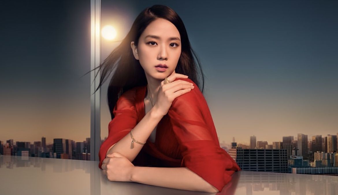Jisoo BLACKPINK tampil menawan dan mencuri perhatian di unggahan terbarunya untuk Cartier. Seperti apa gayanya?