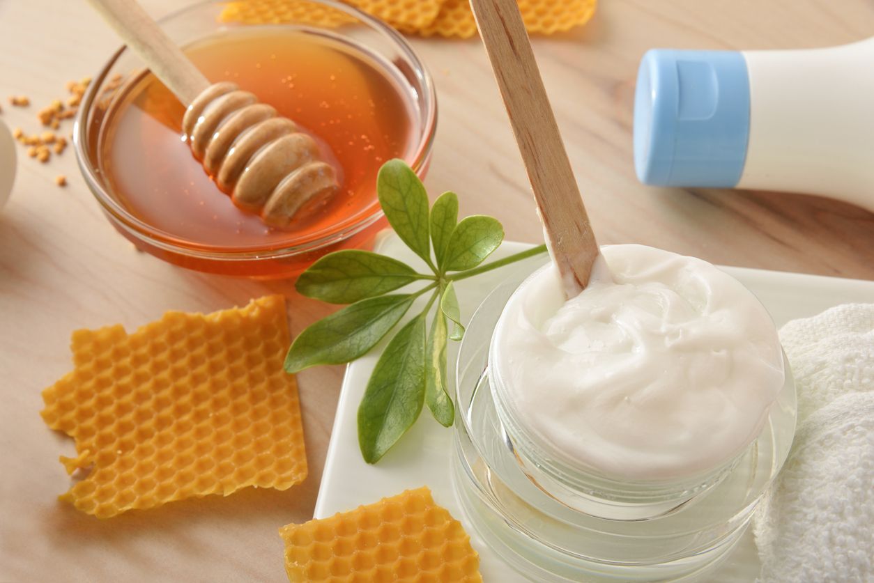 Simak rekomendasi skincare berbahan propolis dan madu manuka inovasi dari Somethinc yang aman untuk ibu hamil dan menyusui.
