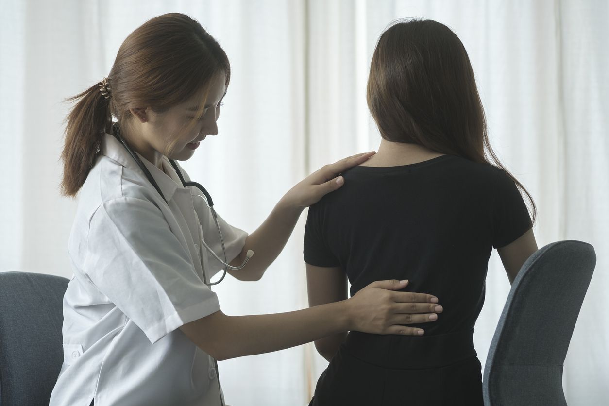 Osteoporosis atau berkurangnya kepadatan tulang rentan terjadi pada perempuan. Yuk, simak tanda-tandanya!