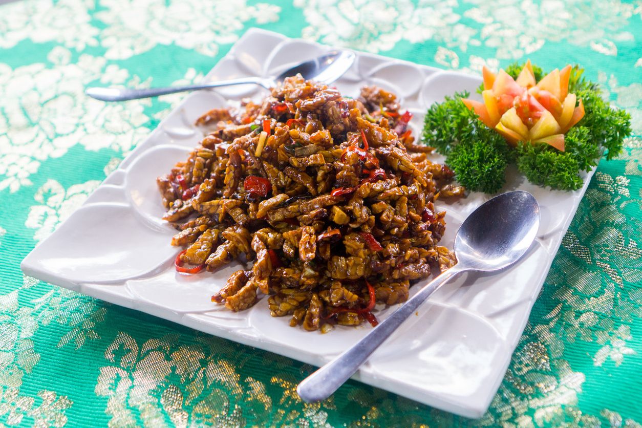 Jelang HUT RI 17 Agustus 2022, ada tips memasak cepat tempe orek kering sebagai lauk pelengkap tumpeng nih, Kawan Puan. Yuk, simak!