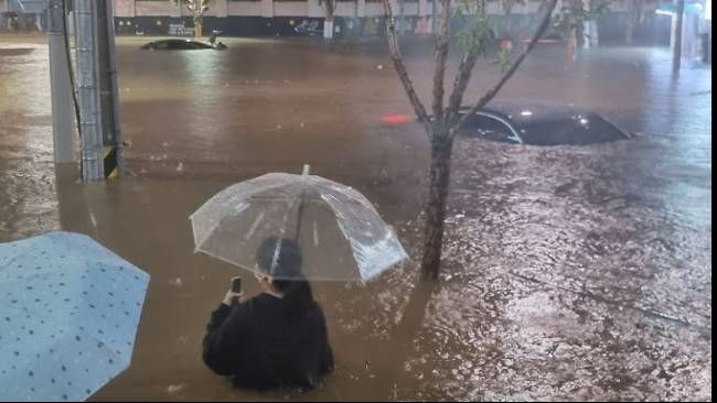 Banjir bandang tengah melanda Korea Selatan sejak Senin (8/8/2022), pemerintah setempat evakuasi warga di dataran rendah.