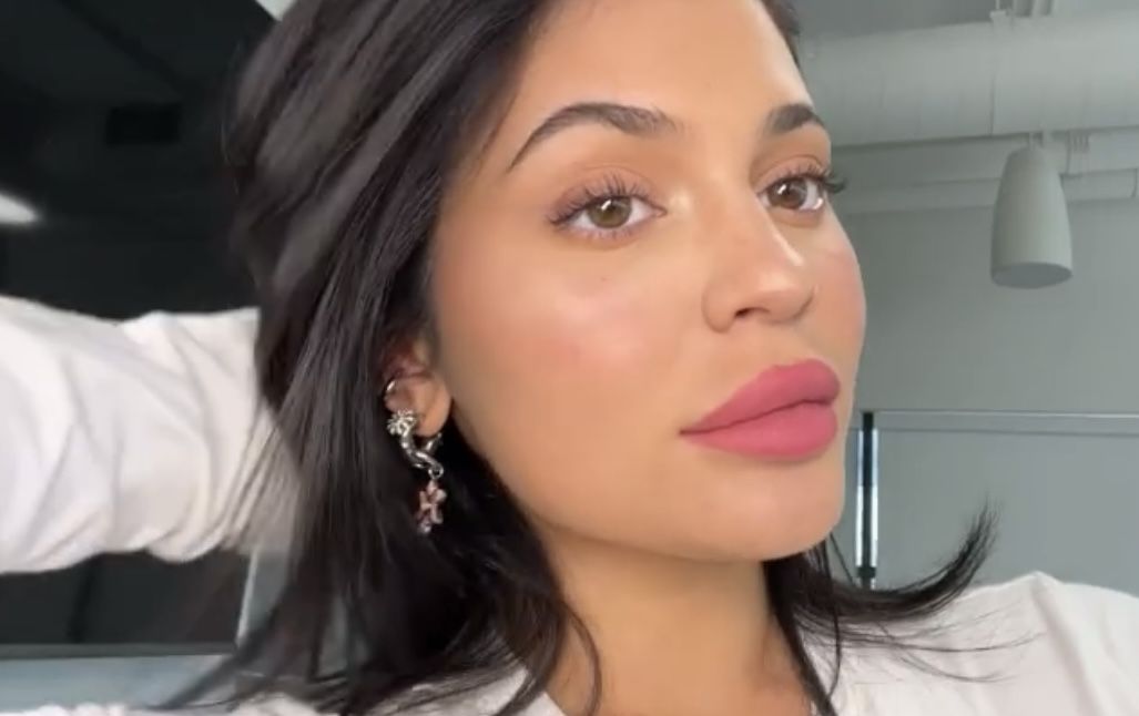 Sering tampil dengan beragam gaya makeup, simak inspirasi gaya makeup dari model Kylie Jenner berikut ini!