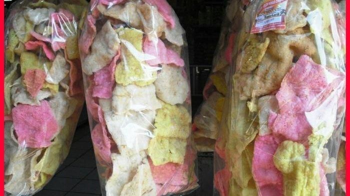 Untuk mengurangi penggunaan minyak goreng, yuk coba tips menggoreng kerupuk pasir berikut ini. Ternyata mudah!