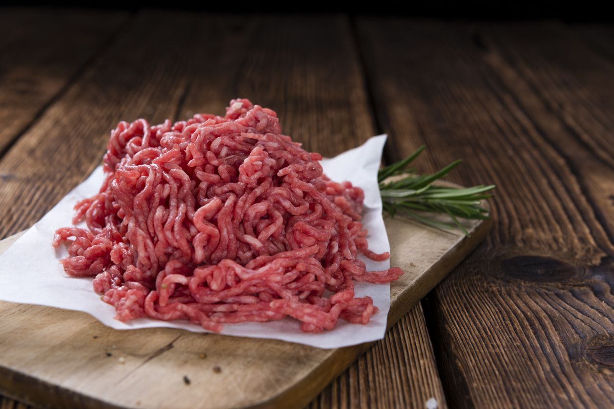Berikut ini tiga tips menyimpan daging giling, mulai dari pakai kantong ziplock hingga letakkan di rak bawah