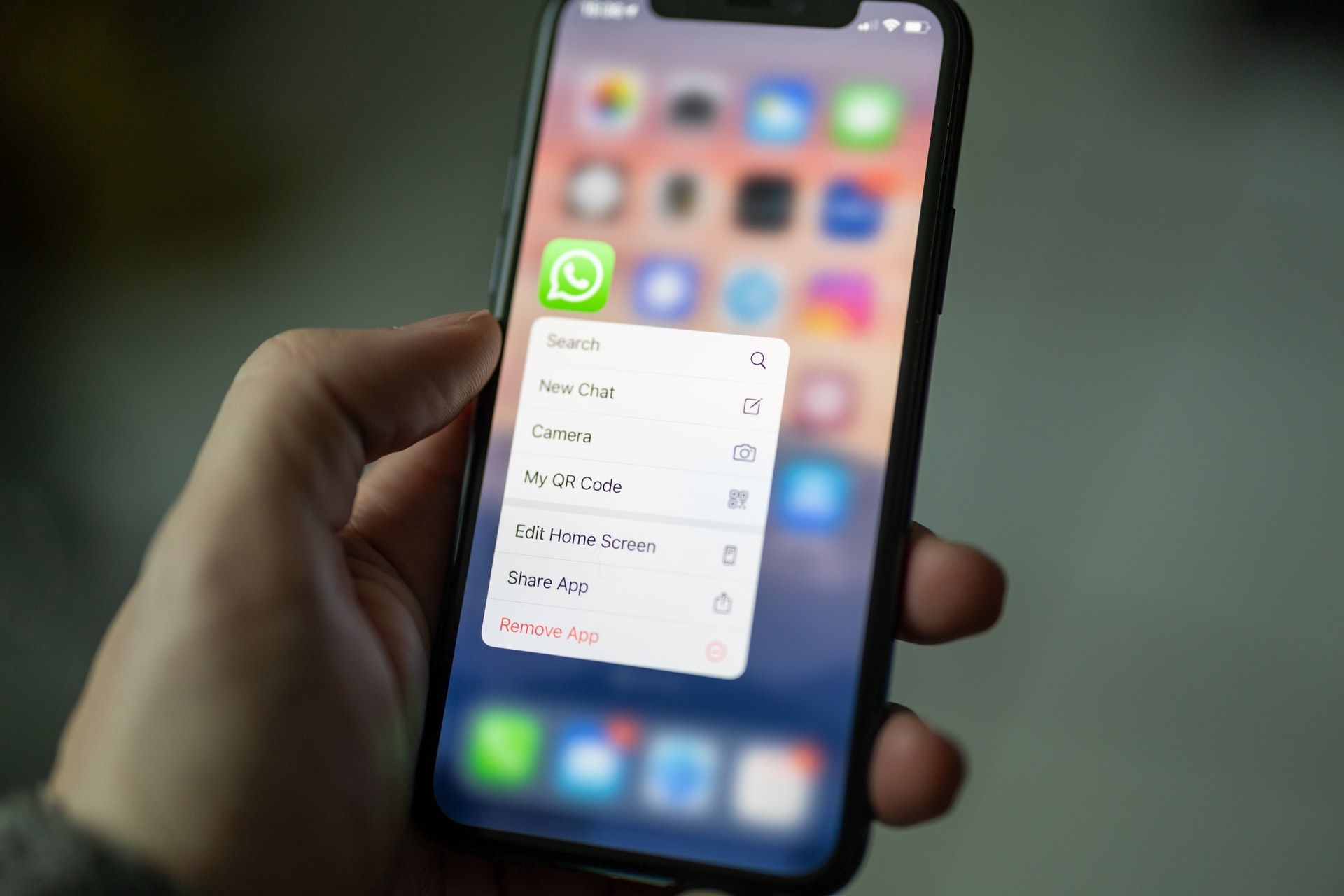 WhatsApp memperbarui kebijakan privasi bagi pengguna di mana leave group sekarang bisa dilakukan secara diam-diam hingga pembatasan screenshot chat.