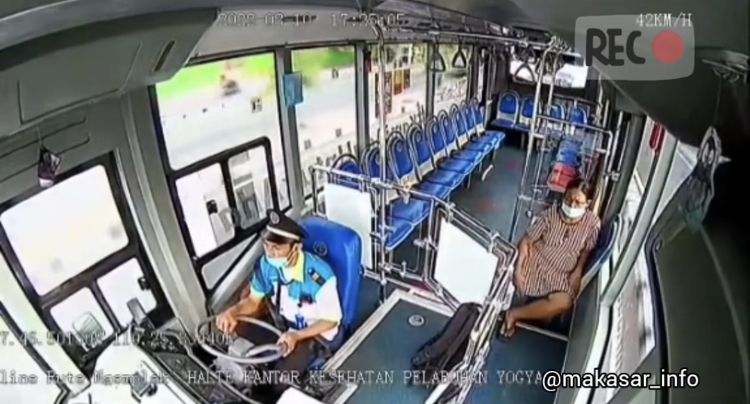 Beberapa waktu lalu, media sosial dihebohkan dengan video pencurian yang terjadi di Trans Jogja, sopir berusaha selamatkan tas.