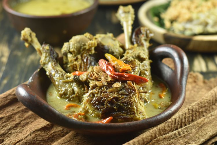 Jelang HUT ke-77 RI, ada tips memasak cepat ayam lodho khas Trenggalek untuk merayakannya nih, Kawan Puan. Yuk, simak!