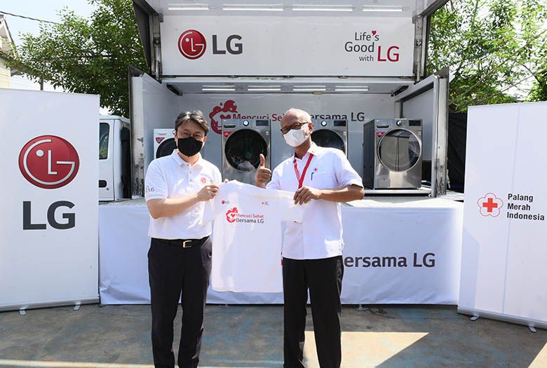President of LG Electronics Indonesia Lee Tae-jin foto bersama dengan Ketua Palang Merah Indonesia (PMI) wilayah Jakarta Selatan Abdul Haris.