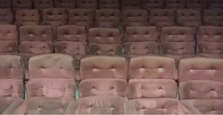 Road Show film Pengabdi Setan 2: Communion di bioskop tua Solo, Joko Anwar dan para pemain disambut aroma melati.