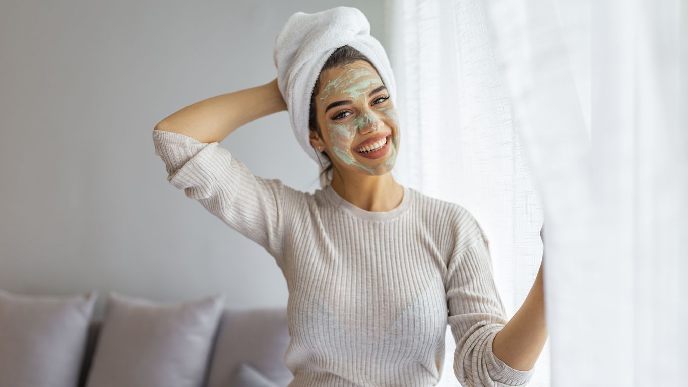 Mampu melembapkan kulit wajah, simak ulasan rekomendasi masker wash off untuk kulit kering. Cek selengkapnya!