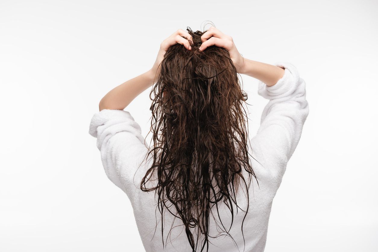 Kawan Puan sering tidur dengan kondisi rambut yang masih basah? Sebaiknya jangan lagi jika tidak ingin mengalami berbagai permasalahan ini.