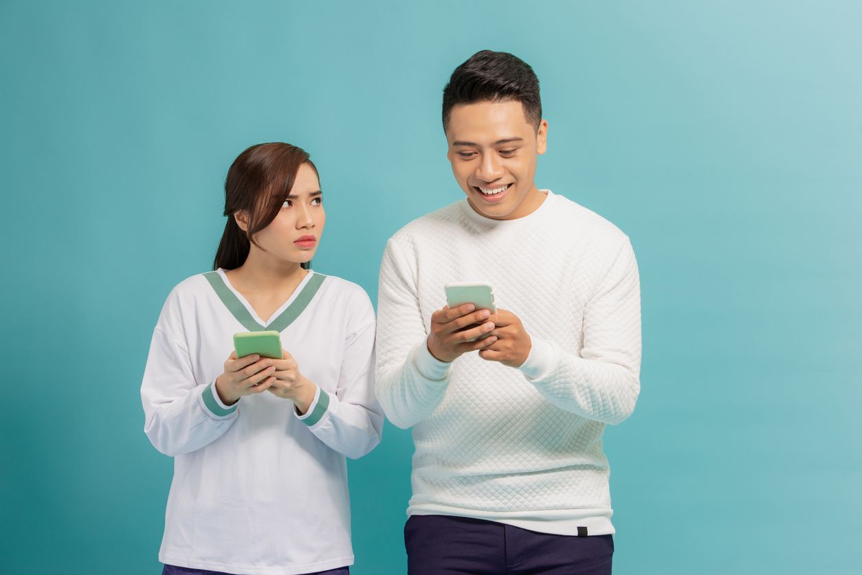 Curiga dengan pasangan sebenarnya bukan tindakan yang bijak, terlebih tanpa alasan. Yuk, simak cara mengatasinya!
