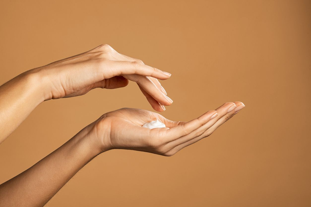 Agar sunscreen yang dipakai tidak sia-sia, hindari melakukan tujuh kebiasaan berikut ini saat menggunakan sunscreen untuk melindungi kulit.