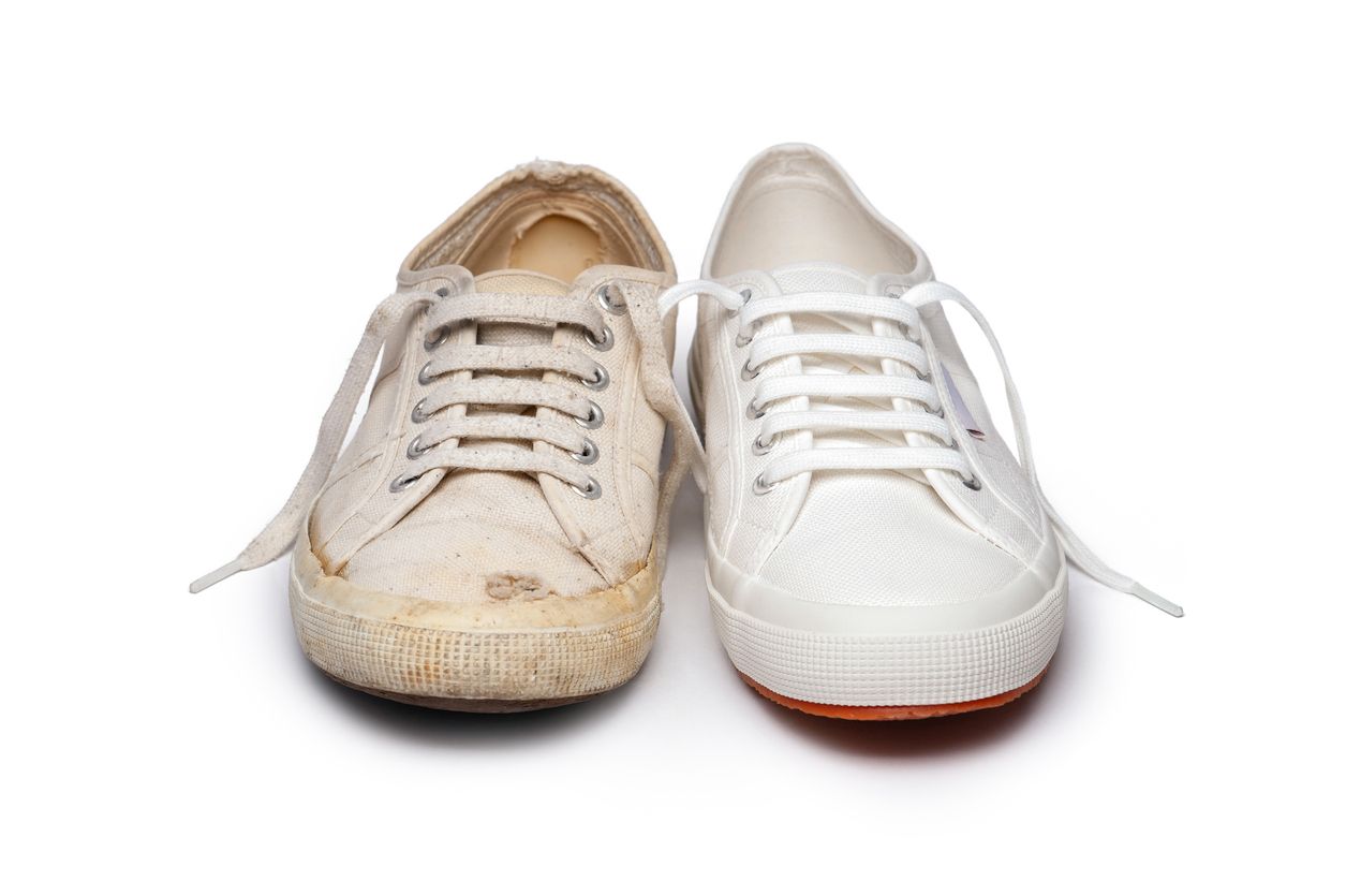 Sepatu putih rentan kotor dan menguning. Jangan khawatir, ada cara mudah membersihkannya. Yuk, simak selengkapnya!