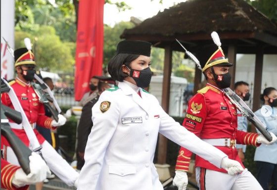 Kawan Puan, inilah sosok Valentina Dyastika, petugas Paskibraka yang membawa baki bendera Merah Putih.