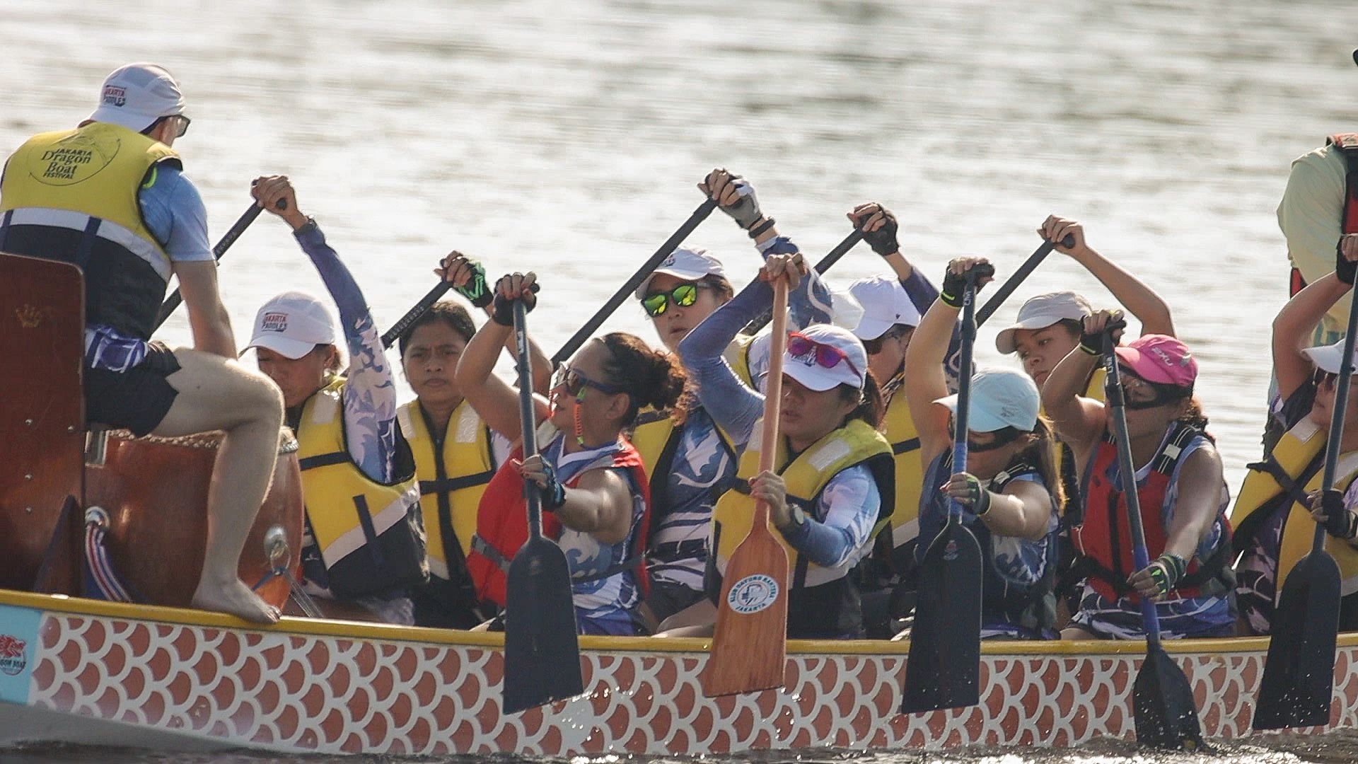Acara lomba dayung perahu naga Jakarta Dragon Boat Festival 2022 telah dihelat pada Sabtu (13/8/2022) lalu. 