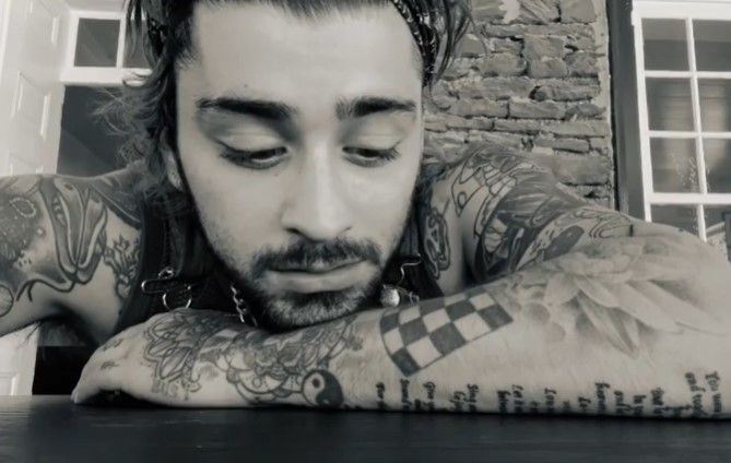 Zayn Malik bagikan video cover lagu Night Changes dari One Direction, sukses bikin Directioners heboh.