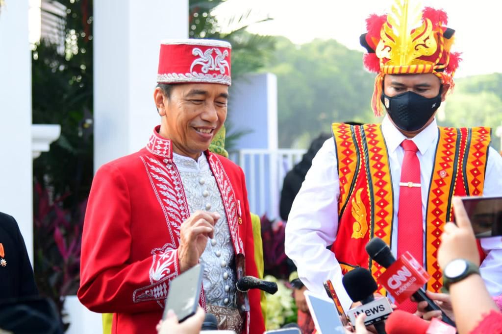 Presiden Joko Widodo tampil serba merah dalam balutan pakaian adat dari Buton, Sulawesi Tenggara di upacara HUT RI ke-77.
