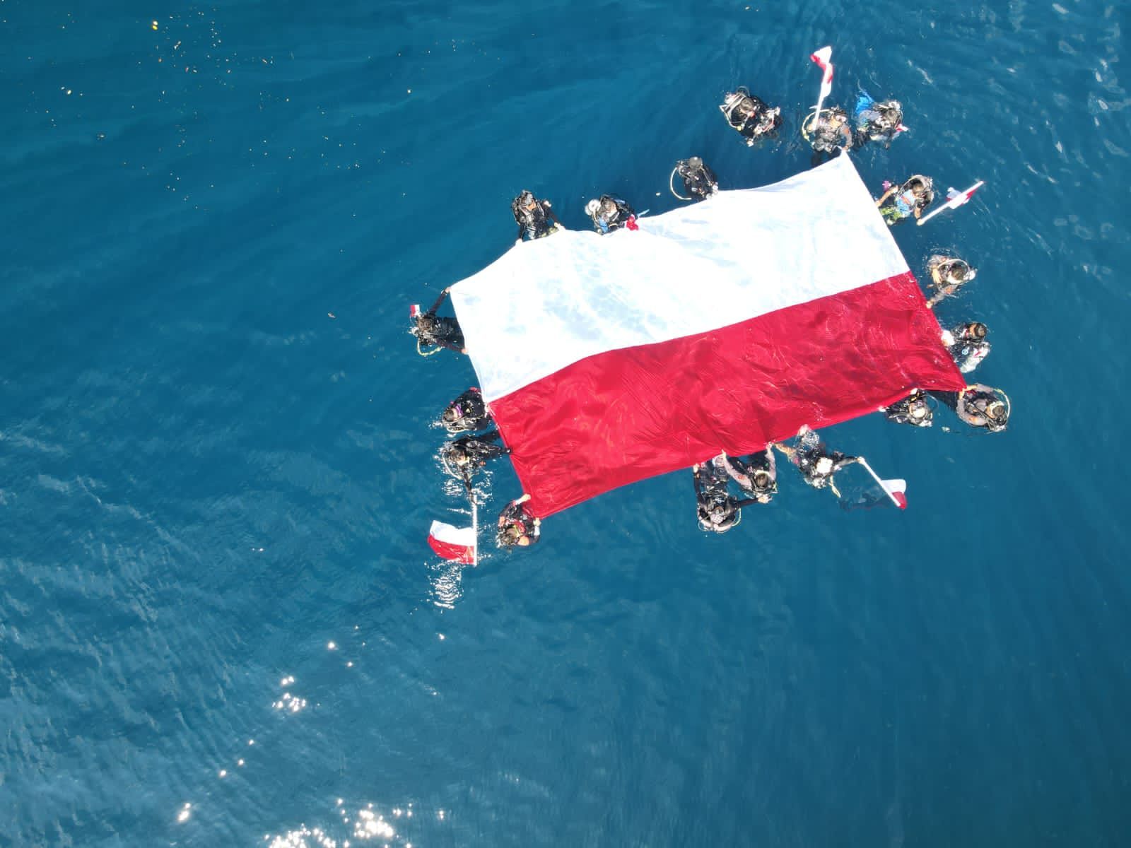 Bendera Merah Putih dikibarkan di bawah laut Berau kedalaman 17 meter