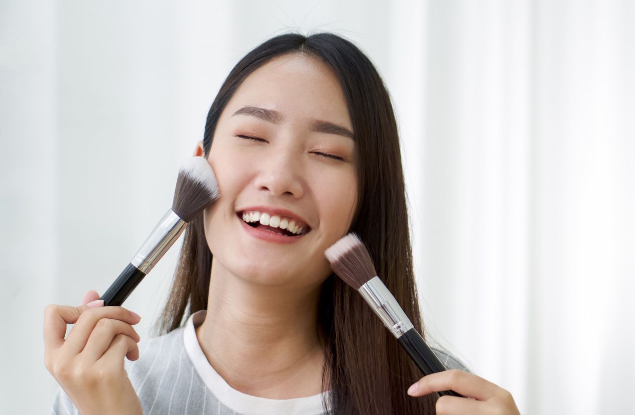 Makeup dan perempuan menjadi dua hal yang tak bisa dipisahkan. Simak beberapa fakta menarik mengapa perempuan menyukai makeup. 
