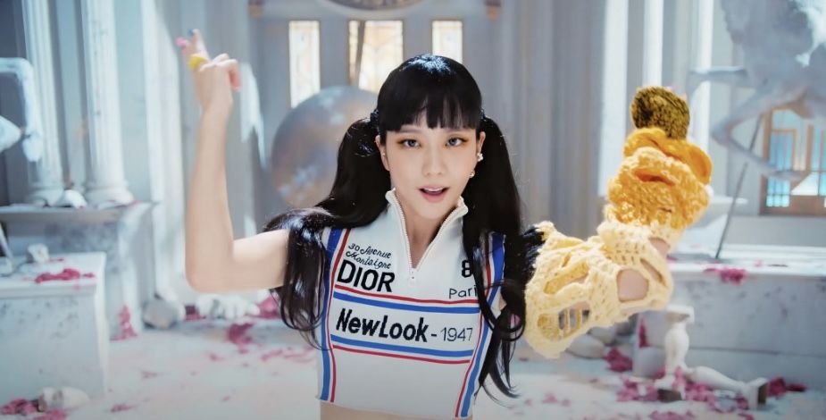 Jisoo BLACKPINK menghadiri fashion show Dior dalam perhelatan Paris Fashion Week Spring/Summer 2023. Intip outfit yang dikenakannya!