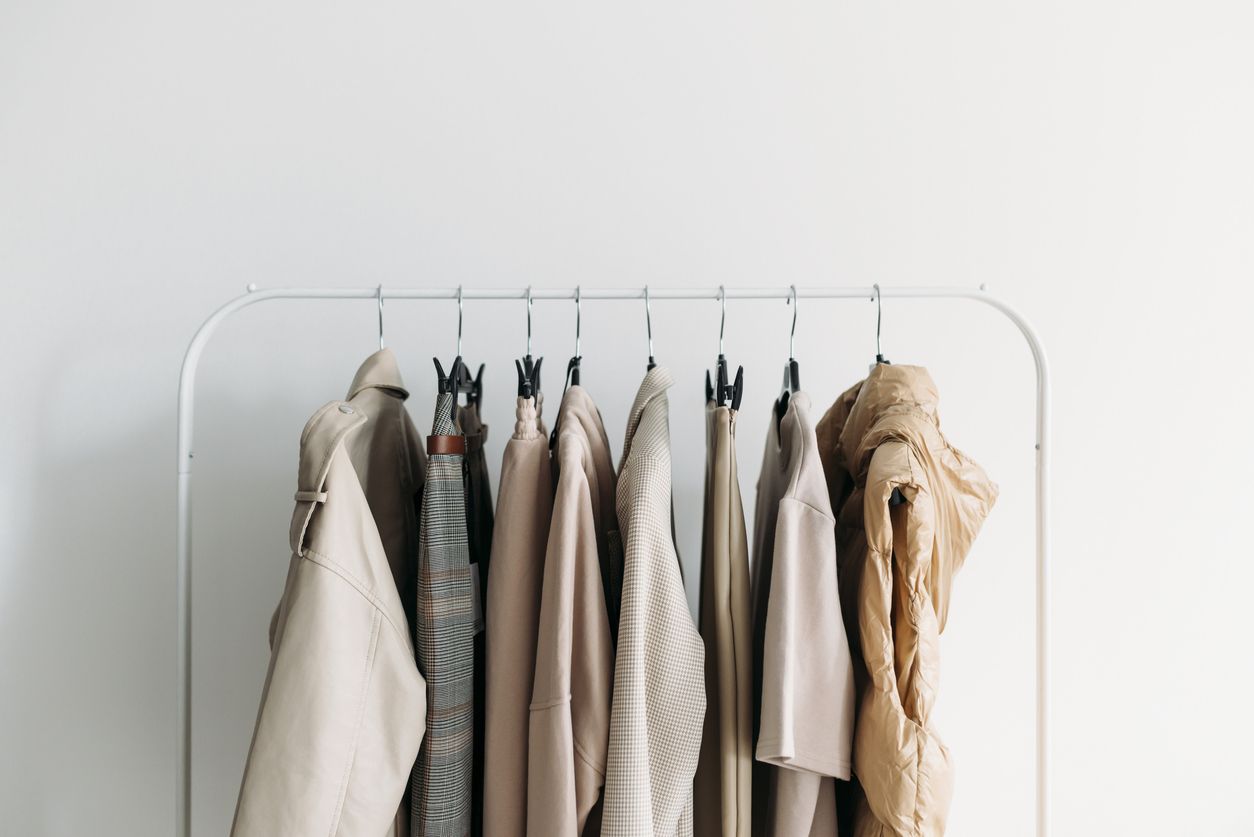 Hindari kesalahan berikut ini apabila ingin mencoba membuat capsule wardrobe sendiri di rumah. Apa saja?
