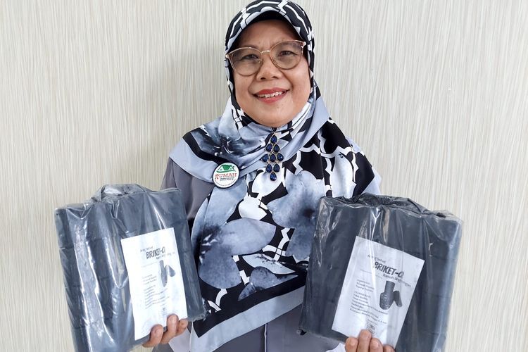 Berhasil sulap sampah kayu organik menjadi arang berkualitas yang memiliki nilai jual, berikut cerita Rena Arifah.