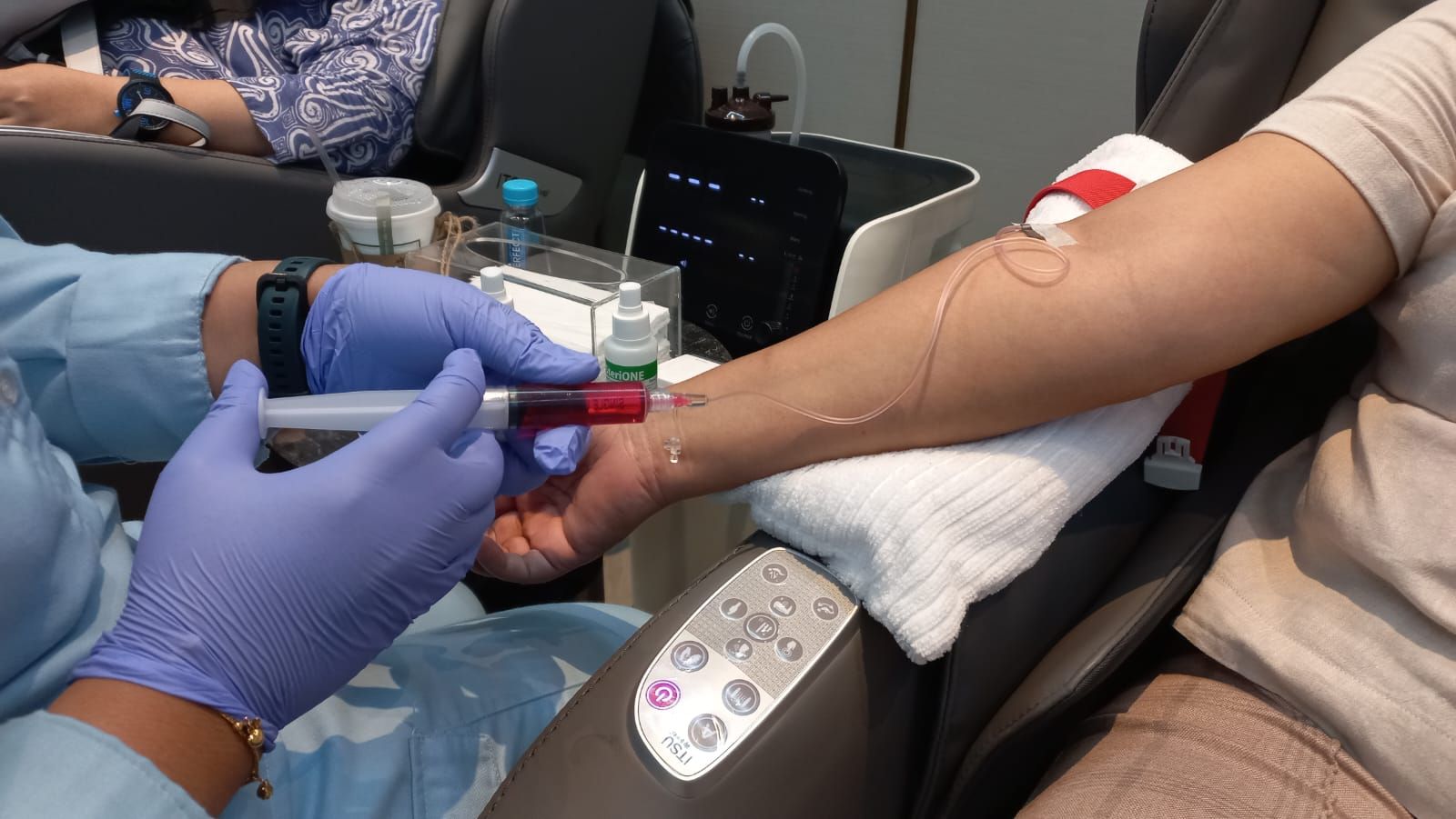 ASHTA bekerjasama dengan IVtamins memberikan immune booster secara gratis yang ditujukan untuk karyawan dan staff tenant.