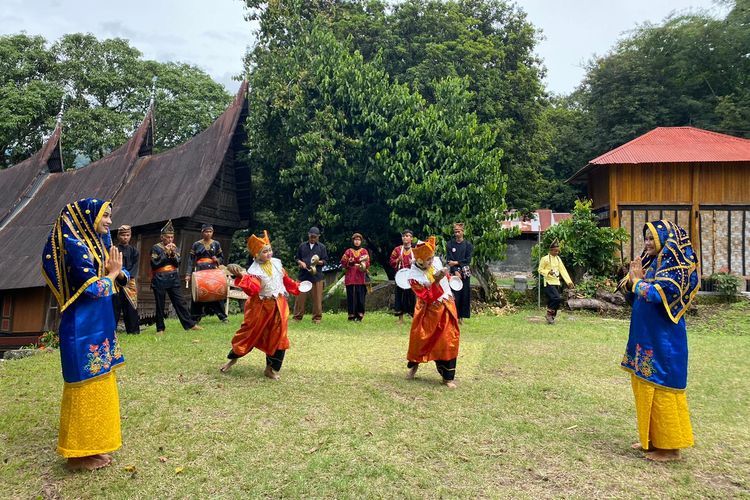 Berikut ini itinerary liburan sehari di Desa Wisata Kampuang Minang Nagari Sumpu, mulai makan Bajamba hingga main river tubing