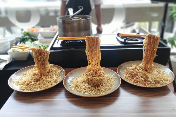 Berikut ini dua tips membuat mi terbang yang dibagikan oleh chef, pastikan pakai sumpit ya. Yuk simak selengkapnya