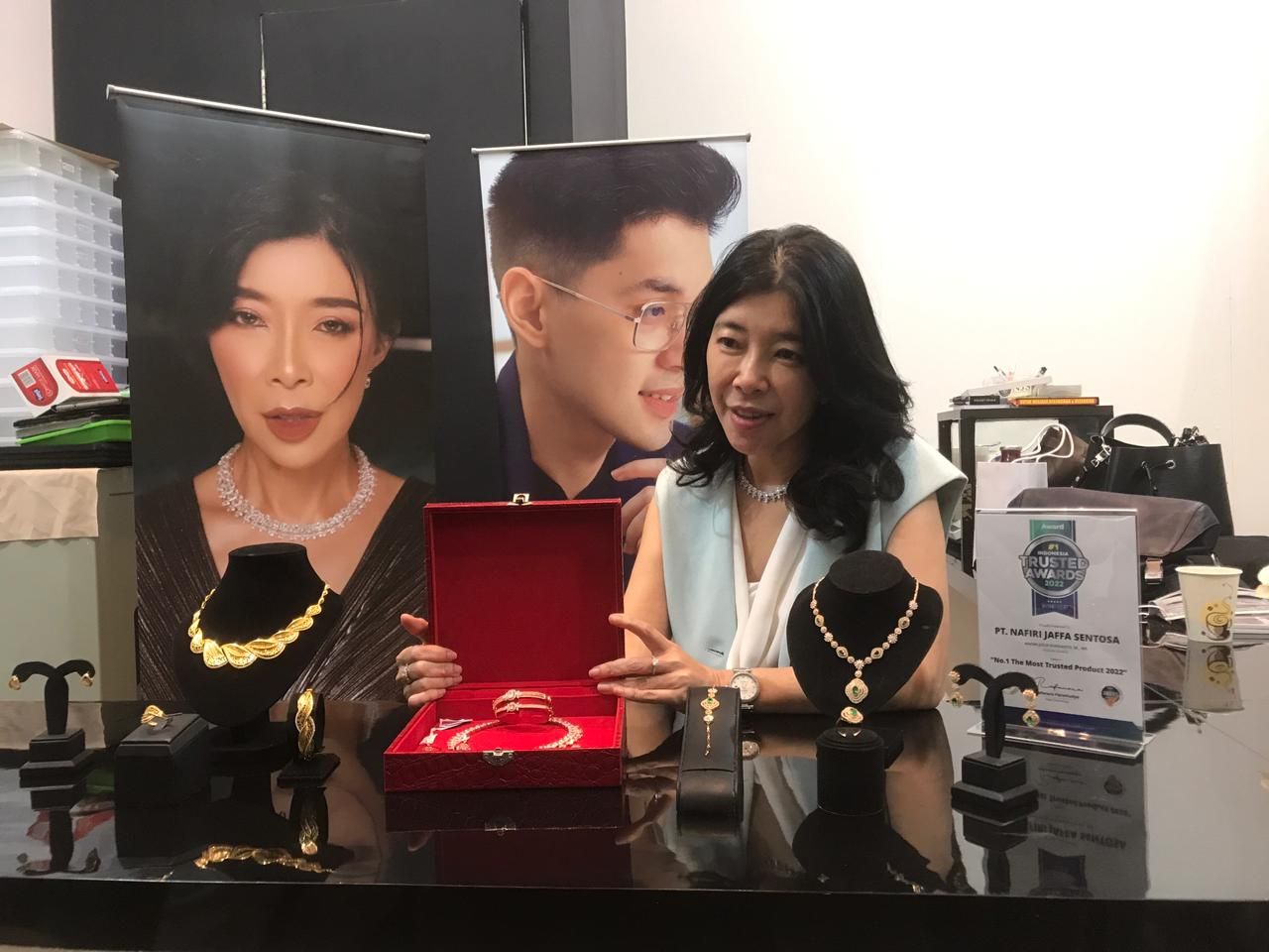 Produsen perhiasan emas PT Nafiri Jaffa Sentosa (NJS) ikut serta hadir di pameran Jakarta International Jewellery Fair 2022.