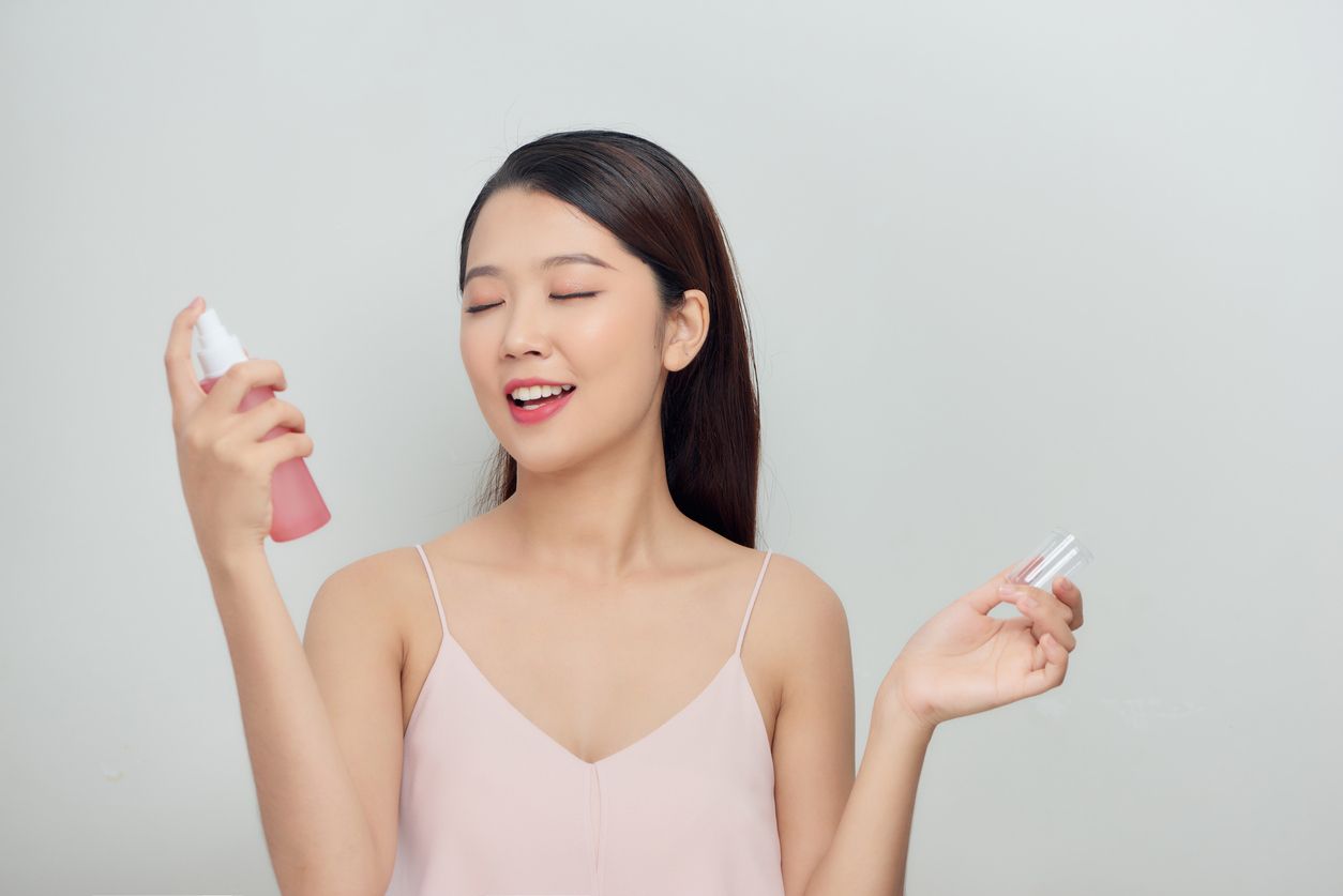 Beberapa waktu lalu, pemakaian sparkling water untuk setting spray viral di TikTok. Cek ulasan selengkapnya!