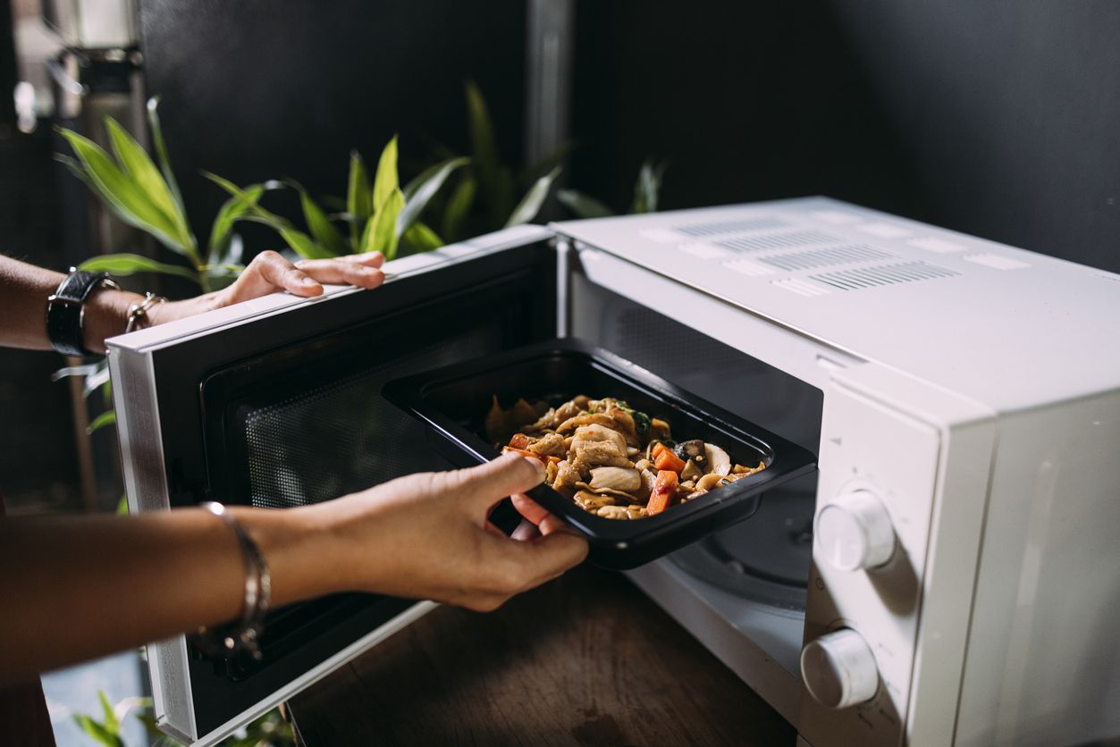 Kawan Puan mau memanaskan makanan ke microwave pakai wadah plastik? Yuk, kenali jenis plastik  yang boleh dan tidak boleh dimasukkan ke microwave.