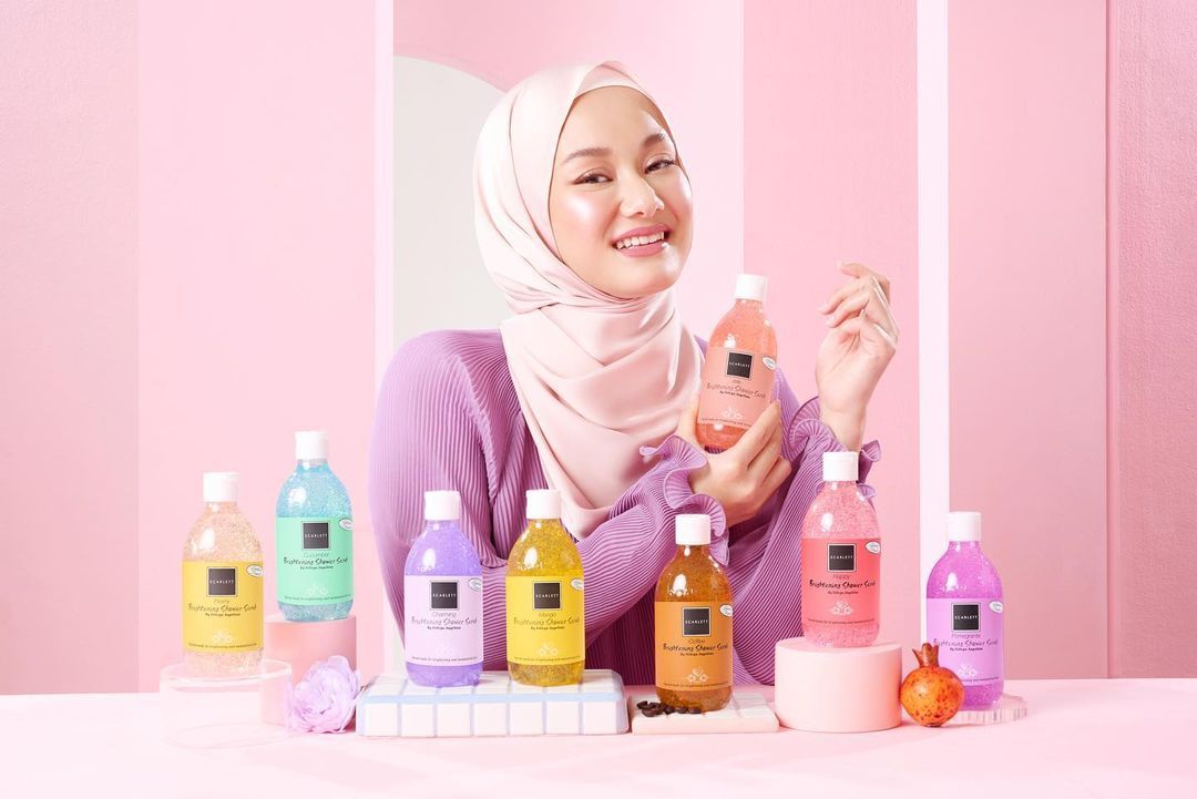 Dinda Hauw yang tengah menjalani ibadah umroh mengaku punya trik khusus merawat kulitnya. Salah satunya pakai body serum dari brand ini. 